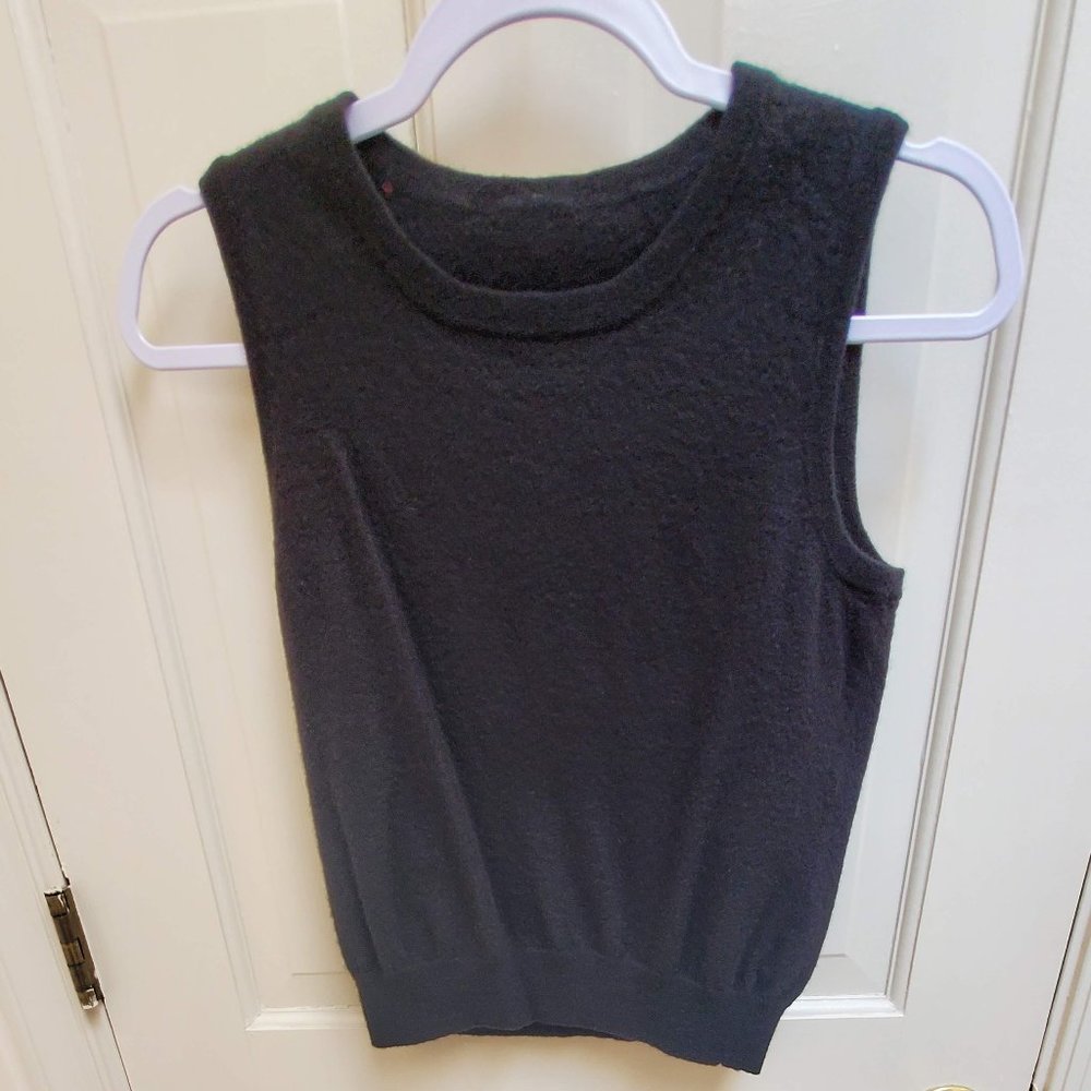 100% cashmere sleeveless sweater